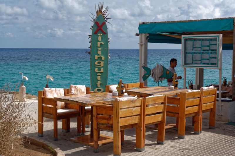 Sitzplaetze im Restaurant mit Blick auf das Mittelmeer