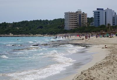 Wellen am weissen Sandstrand von Cala Millor