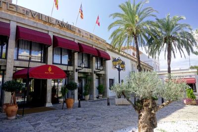 Hotel Villamil mit Palmen und Olivenbauemen