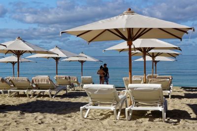 weiße Sonnenliegen am Strand von Mallorca