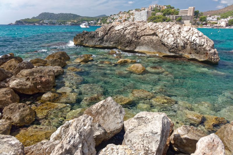 Meer und Felsen an der Platja Palmira