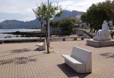 Sitzbänke und Kunst auf der Uferpromenade