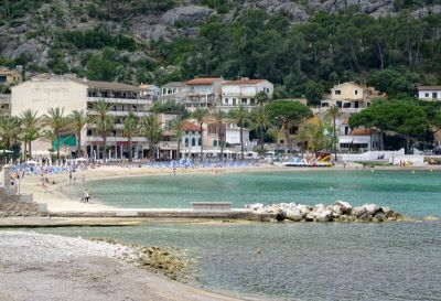 türkisfarbenes Meer am Strand 