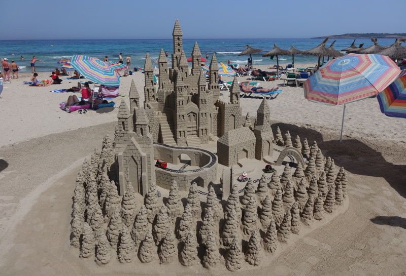 riesige Sandburg am Strand 