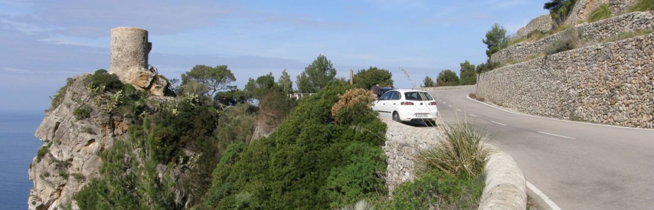 Kuestenstrasse mit Wachturm im Westen von Mallorca