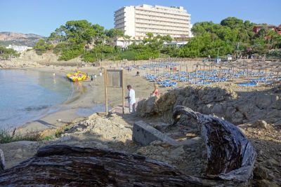 Playa La Romana mit Sonnenliegen und Trettbooten