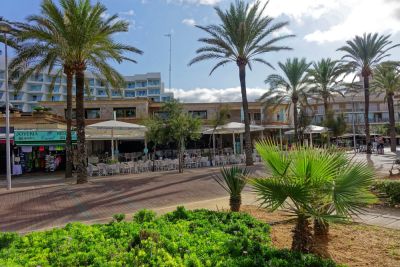 Restaurant und Geschäft unter Palmen an der Playa de Palma