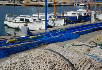 Fischer repariert Netze im Hafen von Port Andratx
