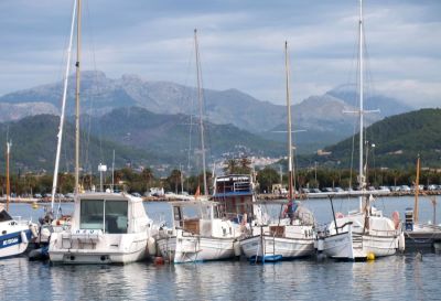 Kleine Yachten im Hafen und das Tramuntanagebirge im Hintergrund