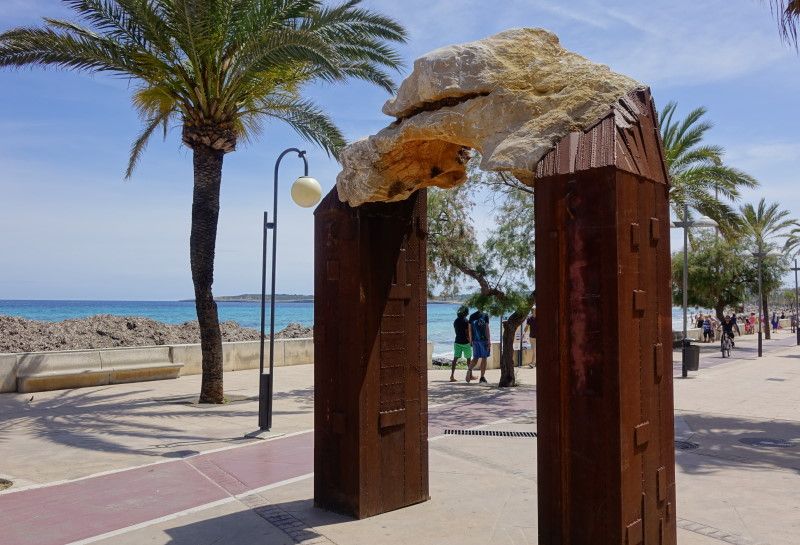 Skulptur aus Stahl und Stein auf der Promenade von Cala Millor