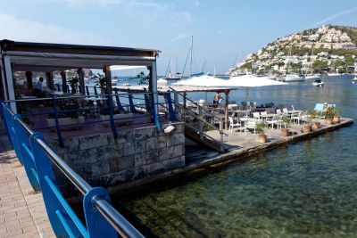 Restaurantterrasse im Hafenbecken von Port Andratx