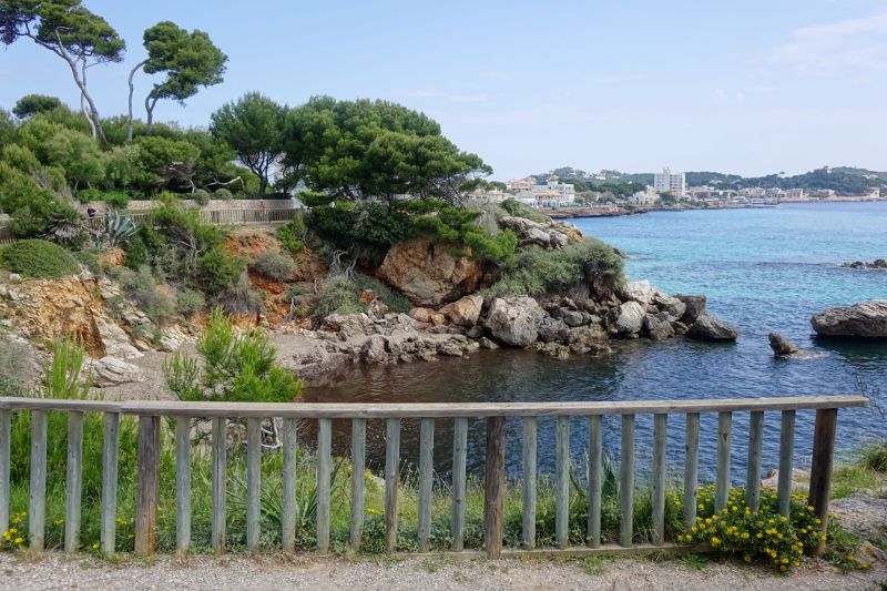 Wanderweg an der Kueste von Cala Ratjada mit Blick auf das Mittelmeer