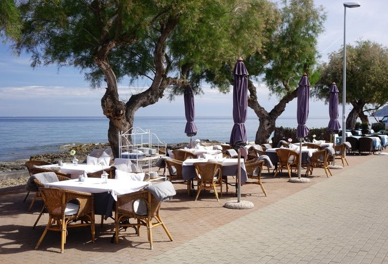 Restaurantplätze mit Blick auf das Meer vor Mallorca