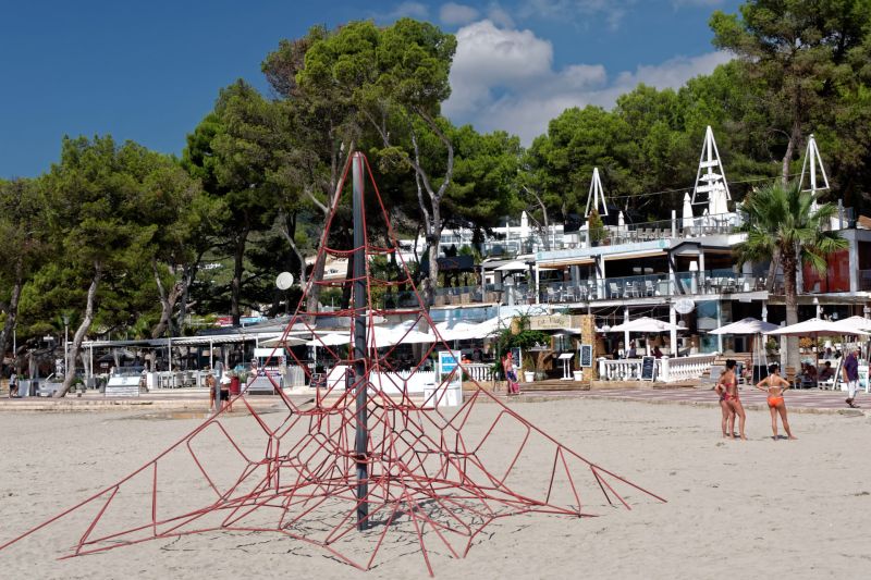 Kletternetz für Kinder  an der Playa Tora