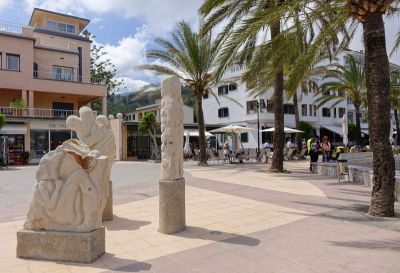 Statuen auf der Strandpromenade von Port de Soller