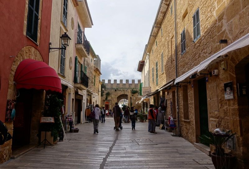 Gasse in der Altstadt von Alcudia