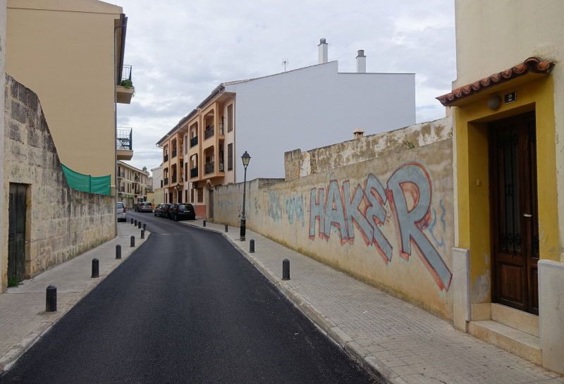 Straße mit Graffiti auf Häuserwand