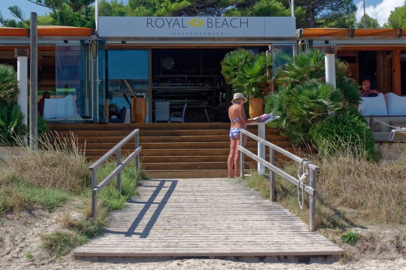 Eingang des Royal Beach Club