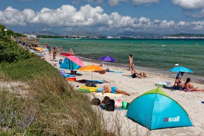 bunte Sonneschirme und Urlauber am Strand