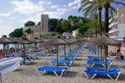 Sonneliegen am Strand Platja Palmira auf Mallorca