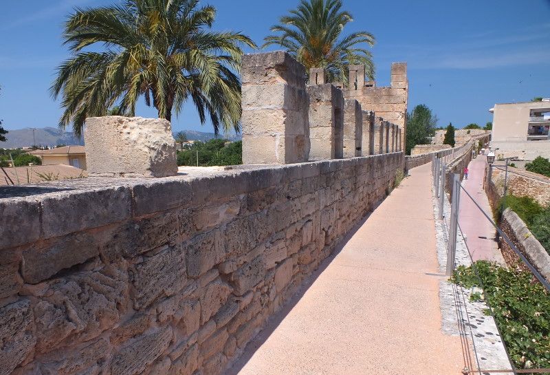 Stadtmauer in der Altstadt von Alcudia