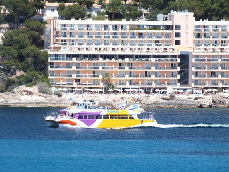 Ausflugsschiff vor der Kueste von Santa Ponsa