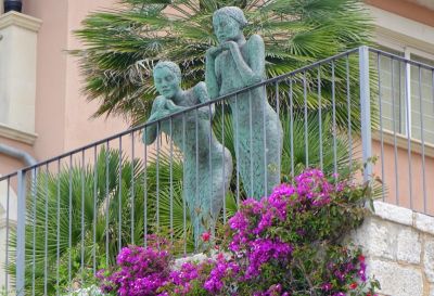 Kunstfiguren auf dem Balkon
