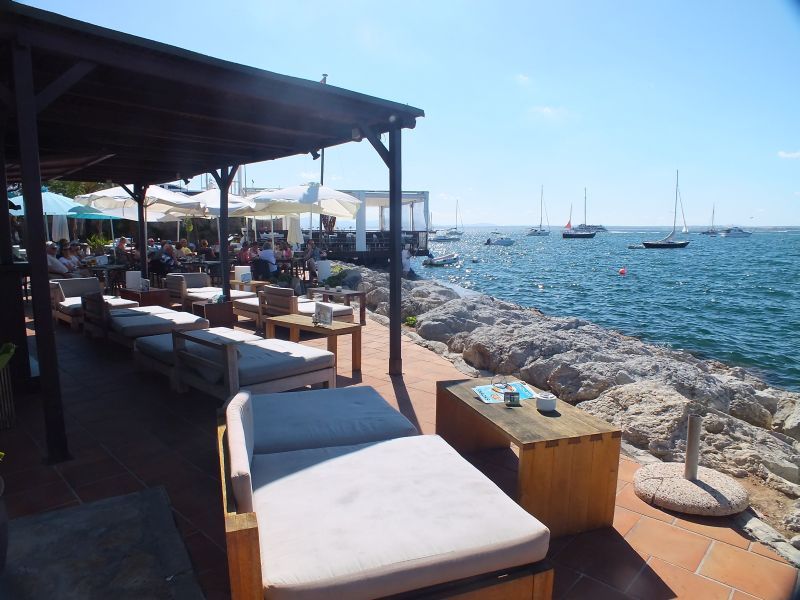 Bar mit Panoramablick im Hafen von Alcudia
