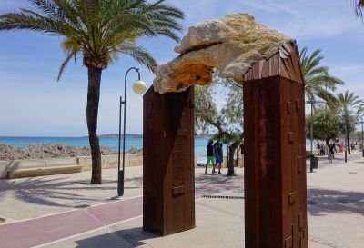 Skulptur auf der Strandpromenade