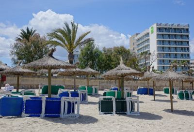 Strandliegen und Sonnenschirme am Strand